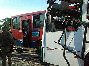 Ônibus bateram de frente em via exclusiva no iguatemi e quatro pessoas morreram, na Bahia (Foto: Genildo Lawinscky/ TV Bahia)