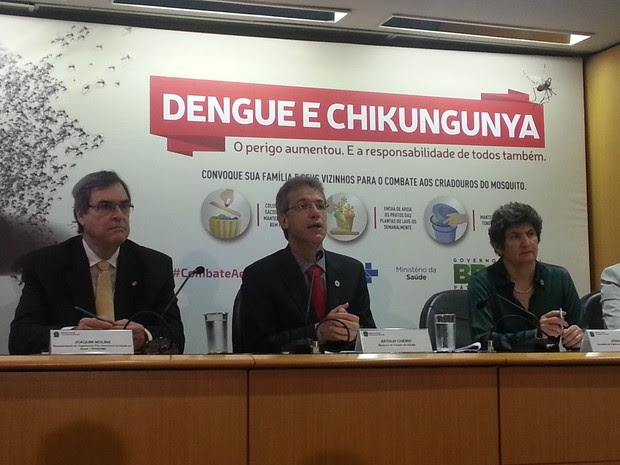 O ministro da Saúde, Arthur Chioro, durante coletiva de imprensa sobre a dengue nesta quinta-feira (12), em Brasília (Foto: Raquel Morais/G1)