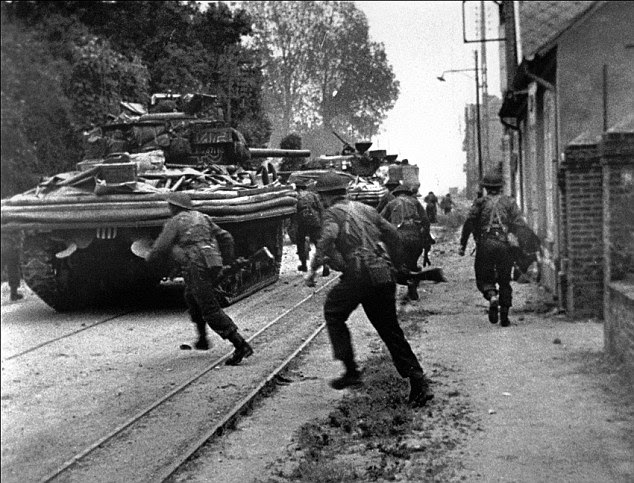 Commandos engaged in street fighting in Ouistreham, Northwestern France 