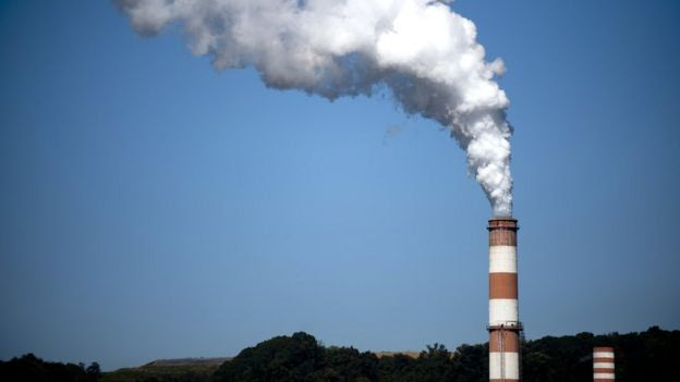 Una columna de humo sale de una chimenea de una planta de energía que funciona con carbón en Pennsylvania.