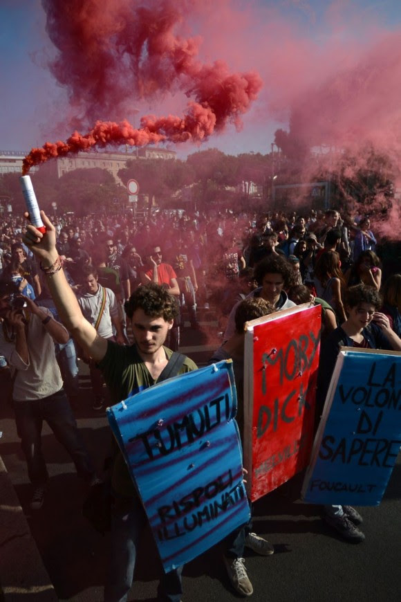 Un joven con una bengala durante las concentraciones en Roma por las medidas de austeridad del gobierno italiano. Foto: AFP. Un joven con una bengala durante las concentraciones en Roma por las medidas de austeridad del gobierno italiano. Foto: AFP.