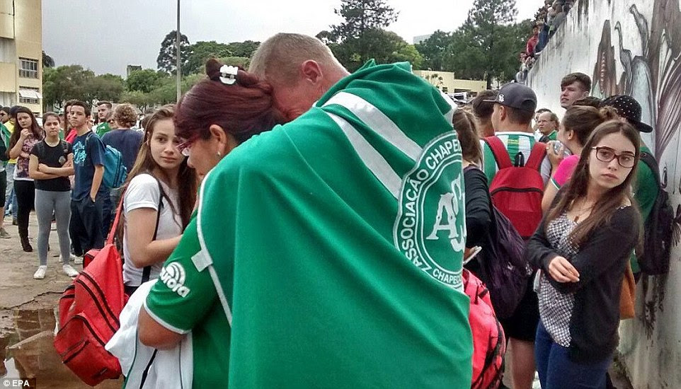 Grief: Suportes de Chapcoense FC reuniram no clube em Chapecó, Brasil hoje como surgiram notícias do acidente devastador
