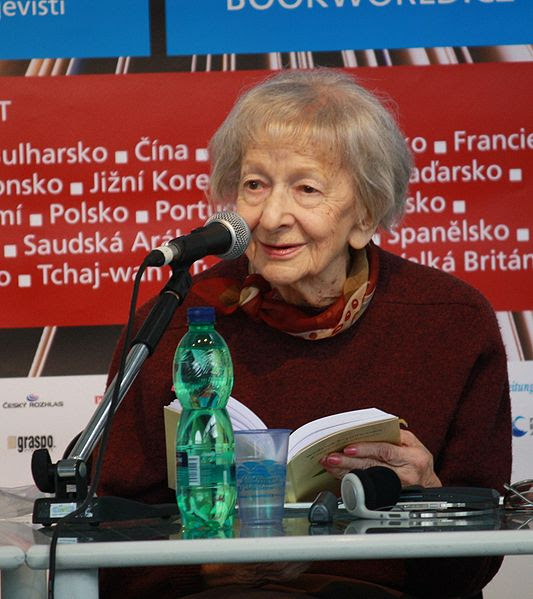 File:Wisława Szymborska čte - Svět knihy 2010 (002).JPG