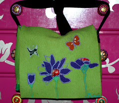 grüne Filztasche mit Blumen