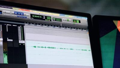 數位化音效難以表現的聲音效果,得靠Foley後製補足。 數位化音效難以表現的聲音效果,得靠Foley後製補足。