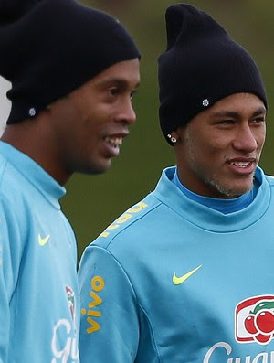 Neymar ronaldinho gaucho brasil treino (Foto: Agência Reuters)