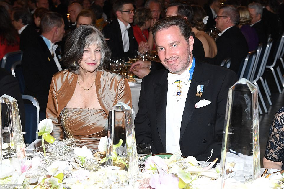 O professor Carolee J. Winstein e Christopher O'Neill são retratados sentados na mesa de honra