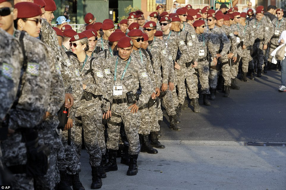 Em guarda: O militar brasileiro tem implantado em grande escala por causa de uma combinação de temores de segurança em torno terror, crime e desordem