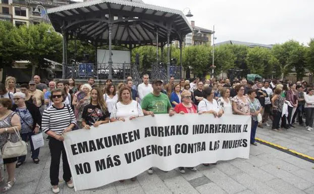 Concentración ayer en la plaza del Ensanche de Irun. /F. de la Hera