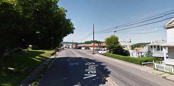 The Lewistown, PA, witness described the object as blue-white energy hovering just over a neighbor’s rooftop on July 29, 2014. Pictured: Lewistown, PA. (Credit: Google)