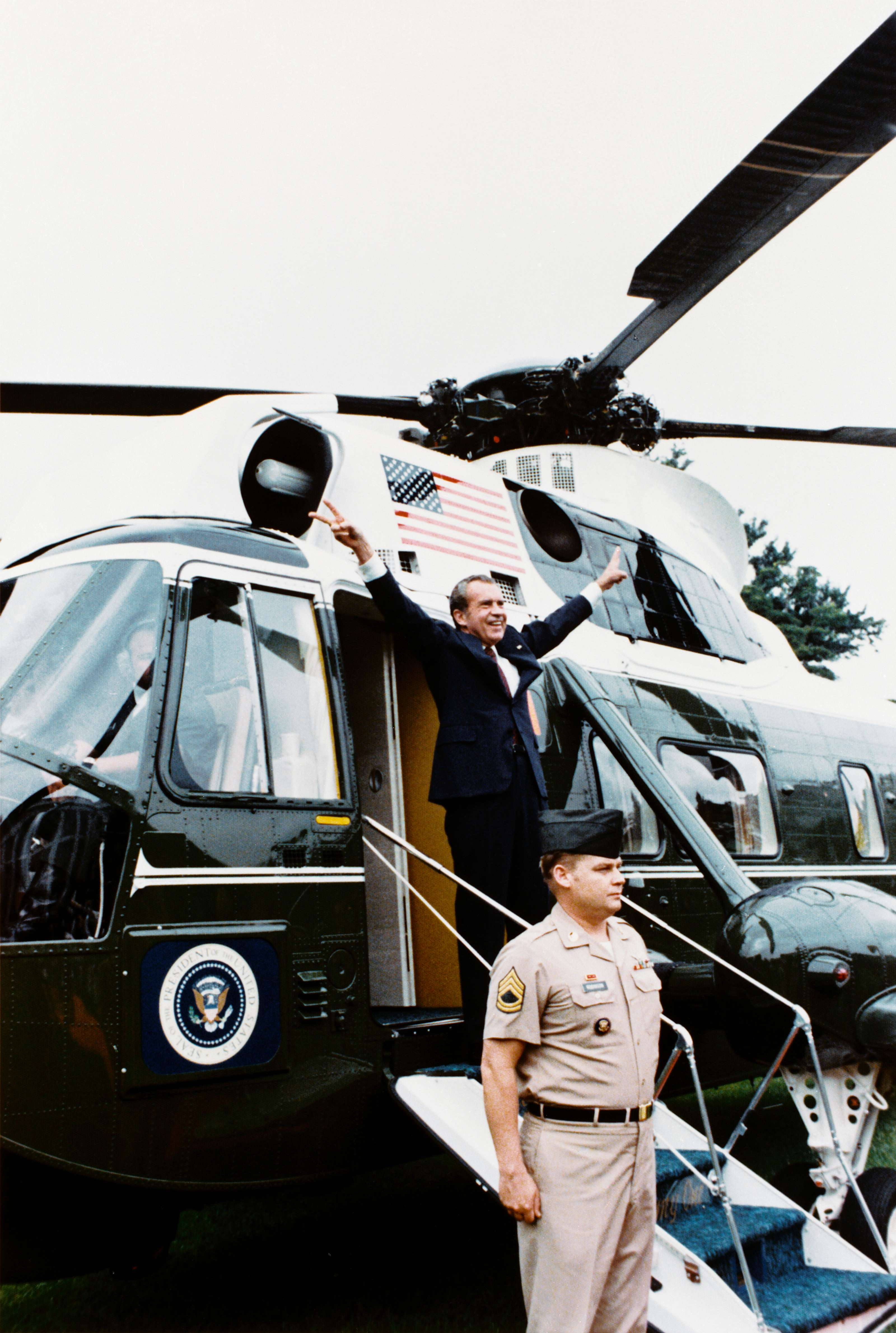 File:Nixon-depart.png