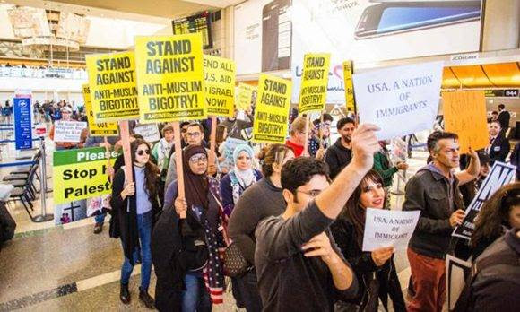 Protestas en los aeropuertos contra orden ejecutiva de Donald Trump. Foto: AFP.