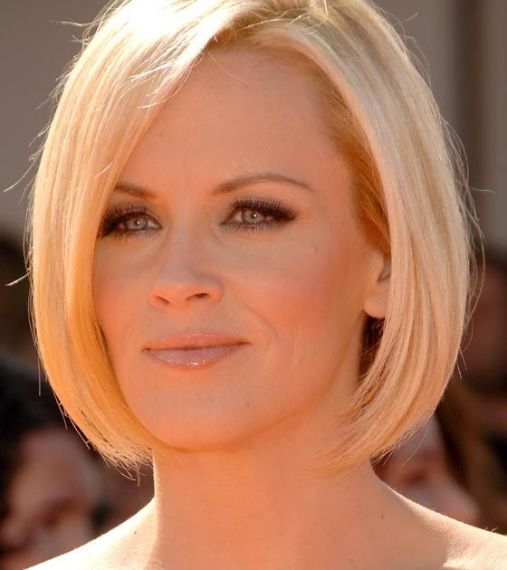 22 Hairstyles for over 60 round face for Round Face