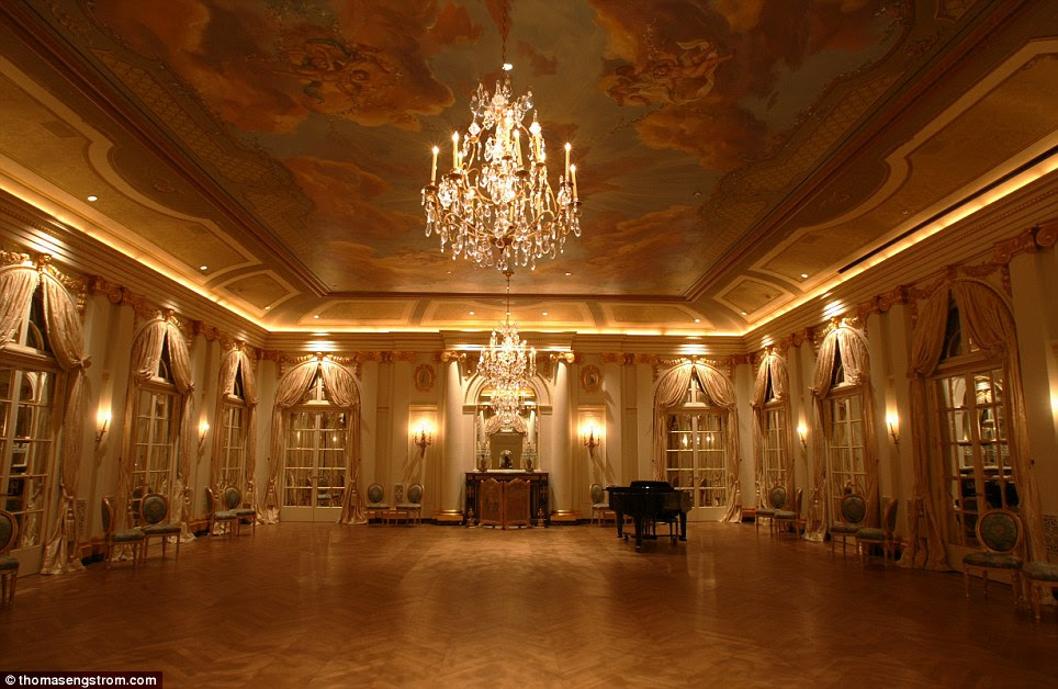 The gilded ballroom features mirror-clad arches based on those in the Hall of Mirrors in the Palace of Versailles, as well as impressive chandeliers and a ceiling fresco
