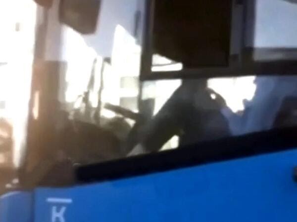 В Новокузнецке водитель управлял пассажирским автобусом ногами