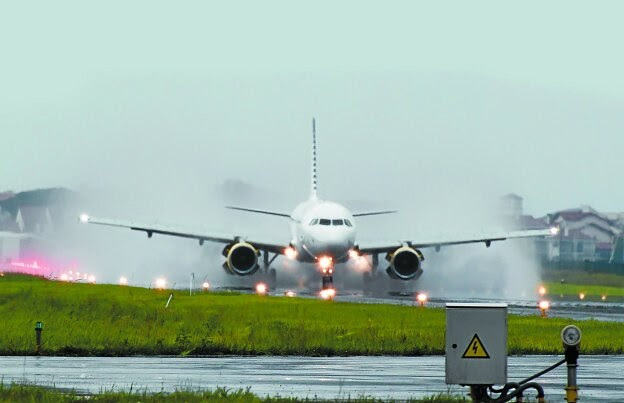 Un Airbus 318 de Vueling en la pista del aeropuerto de Hondarribia, un día de lluvia, antes del recorte de 300 metros.