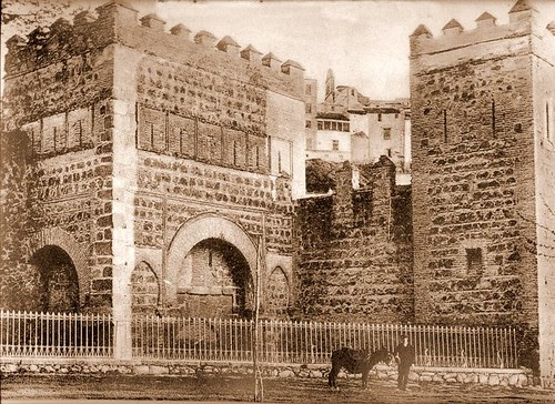 Puerta de Alfonso VI o vieja de Bisagra.