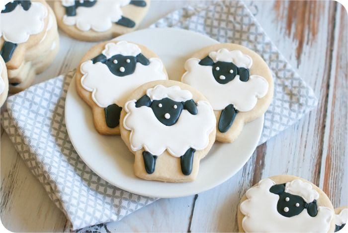 simple sheep decorated cookies | bakeat350.blogspot.com