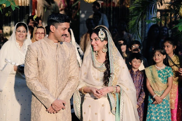 Farhan Akhtar and Aditi Rao Hydari's love making scenes in Wazir ...