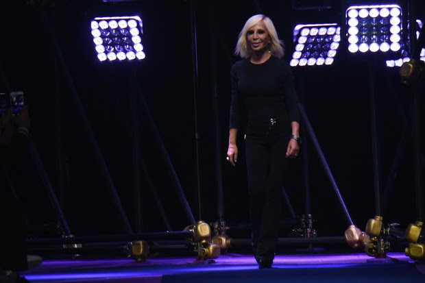 Donatella Versace apresenta coleção de moda na semana de moda de Milão (Foto: AFP) Donatella Versace apresenta coleção de moda na semana de moda de Milão (Foto: AFP)
