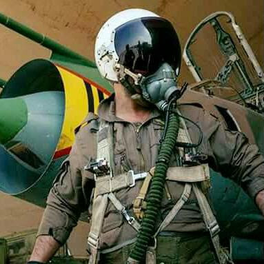 Photographie non datée du pilote Ali Fahd des forces aériennes syriennes prise dans un endroit indéterminé, diffusée par l’un de ses proches sur Twitter. En arriete plan, le nez d’un Su-22