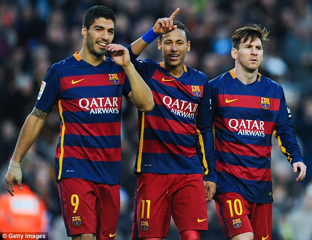 Neymar, colada por Luis Suarez (esquerda) e Lionel Messi, vai ficar com o Barcelona por mais cinco anos