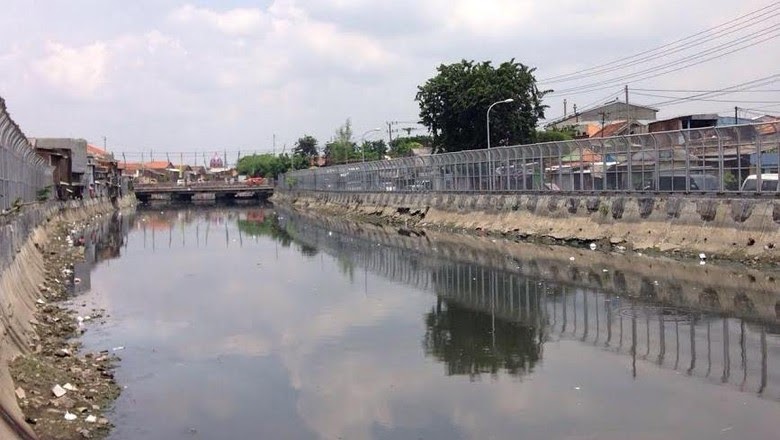 Surabaya Top, Pagar Tinggi Dibangun di Bantaran Sungai Cegah Warga