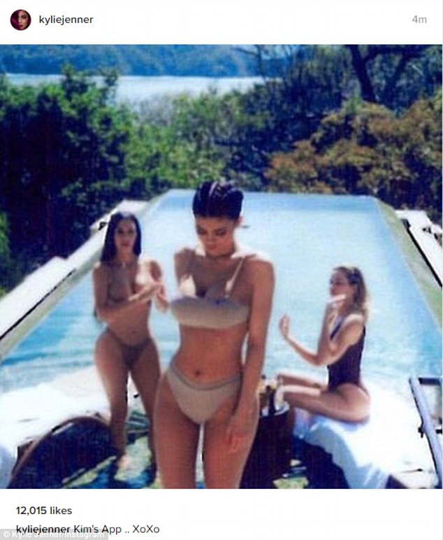 Três amigos: Kylie Jenner é vista em um biquíni com as irmãs Kim e Khloe Kardashian em uma foto de retorno de sua viagem para a Costa Rica