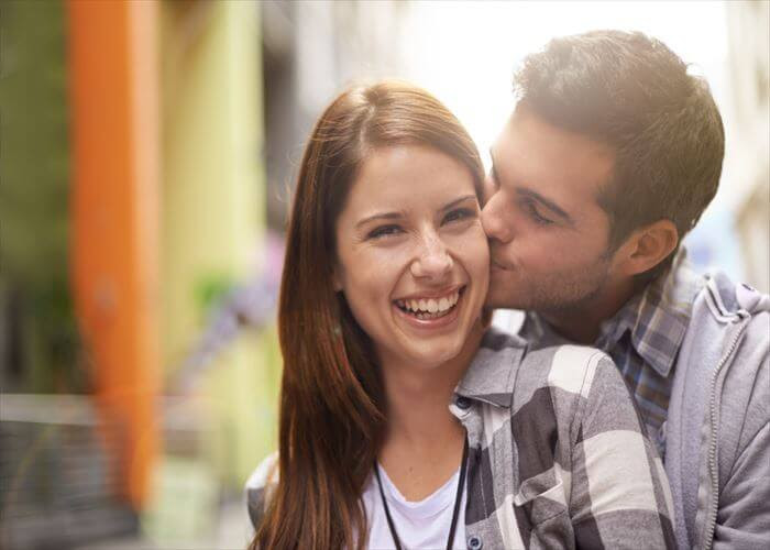 ほほ に キス 女性 から
