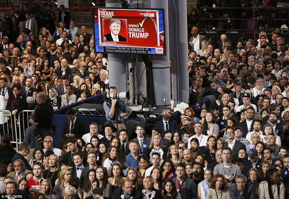 Apoiantes do candidato democrata à presidência dos Estados Unidos Hillary Clinton assistir retornos da eleição mostrando Donald Trump ganhar no Texas na reunião da noite da eleição em Nova York