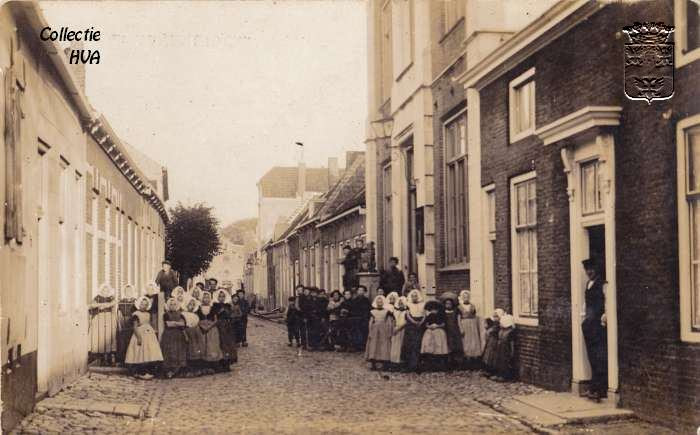 0962: De Langstraat met het gemeentehuis en veel kinderen.