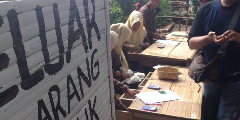 Pasar Papringan terletak di Desa Ngadiprono, Kecamatan Kedu, Kabupaten Temanggung, Jawa Tengah. Meski di tengah pelosok desa, pasar itu tetap diburu wisatawan.
