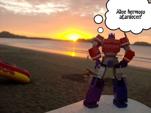 Las Vacaciones de Optimus Prime en Costa Rica - Optimus Prime en la playa (by mdverde)