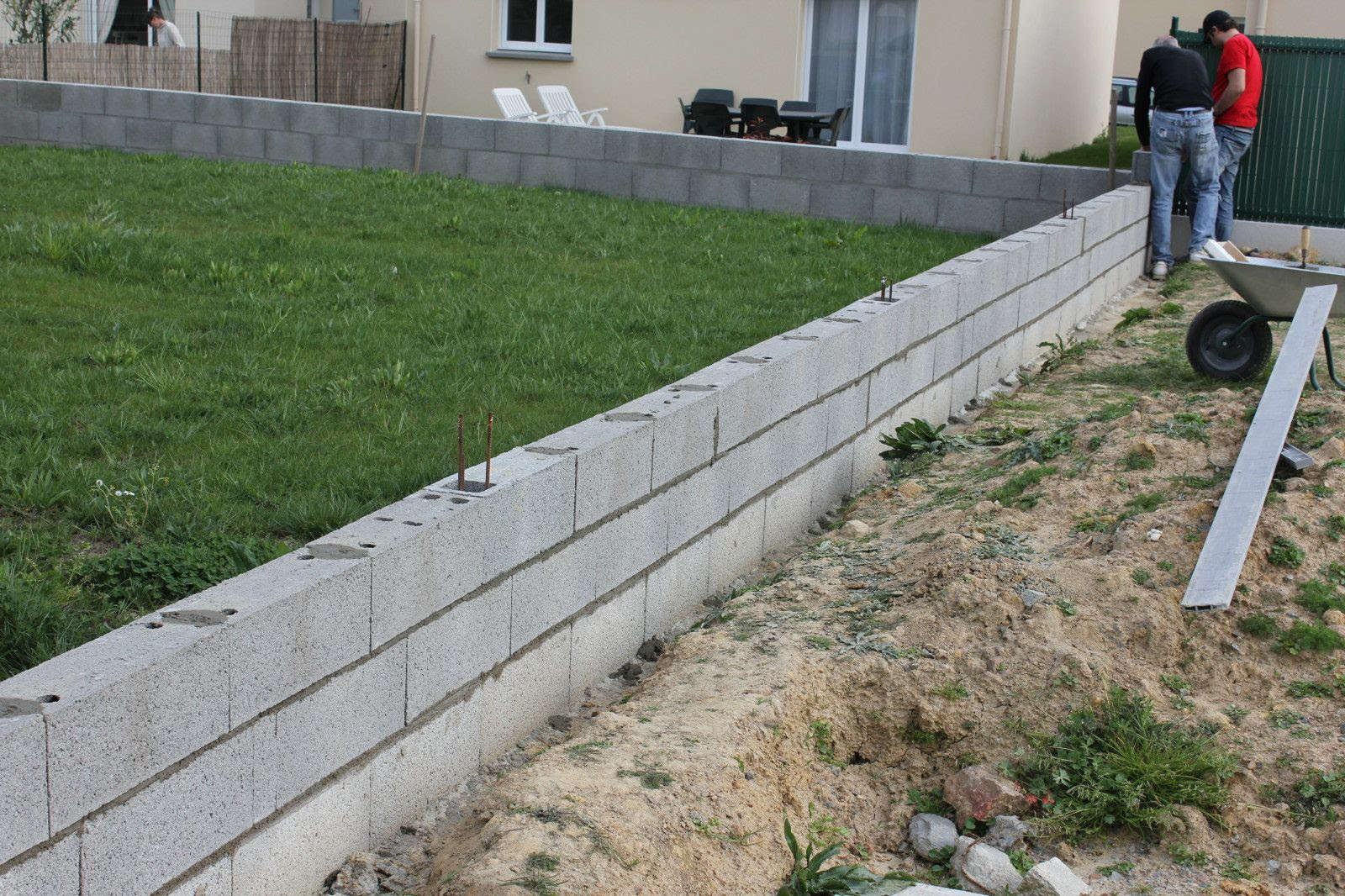 Clôture grillage sur parpaing
