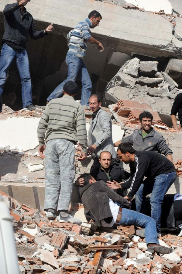 Autoridades procuram por pessoas que ficaram soterradas nos escombros após forte tremor de terra  / Anatolia News Agency/Abdurrahman Antakyali/AFP
