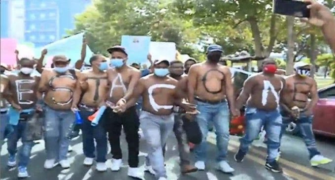 EXEMPLEADOS DE OBRAS PÚBLICAS PROTESTAN SEMIDESNUDOS RECLAMANDO EL PAGO DE SUS PRESTACIONES