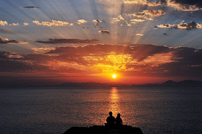Imagens românticas, homem e mulher, pôr do sol