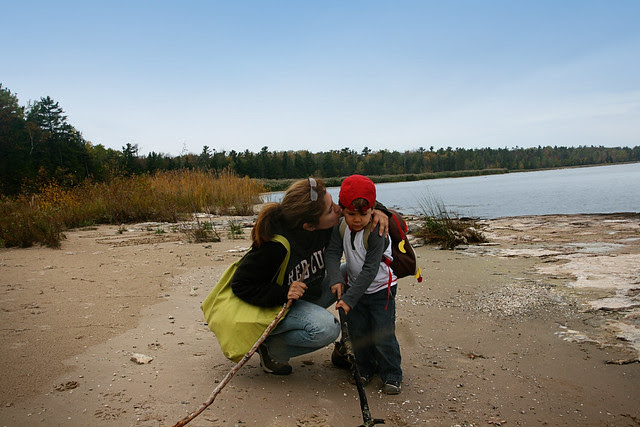 mommy kissing oliver – newport hike