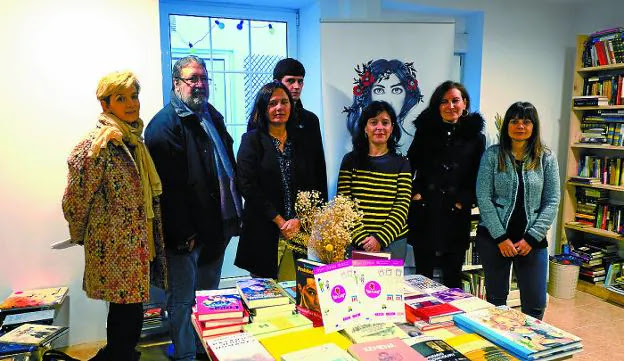 Itziar Gomez, Javier Gil, Maite Vergara, Peru Iparragirre, María José Noain, Yurre Ugarte y Noelia Lorenzo, miembros del jurado de esta edición, en la librería Brontë, donce se celebró la presentación.
/F. DE LA HERA