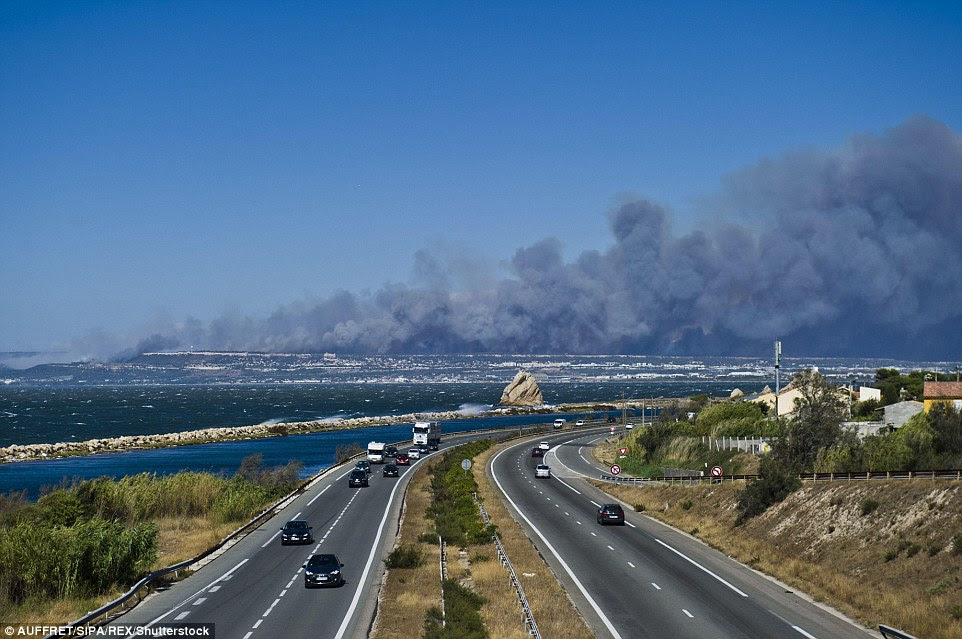 Condução para Marseille os céus estão cheios de fumaça dos incêndios florestais que destruíram grandes áreas de cerrado