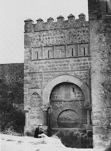 Puerta vieja de Bisagra o de Alfonso VI (Toledo) tapiada. Fotografía de Charles Clifford, 1857