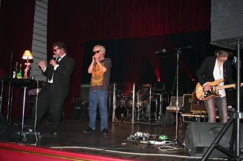 Francis Lavoine au micro et les Yaourts Blues ont donné un concert plein de décibels et de mots en yaourt, au profit de l’illettrisme. - Peyrat Paul