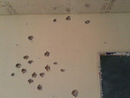 Una escuela dañada por impactos de bala. Foto: Tomada de Facebook.