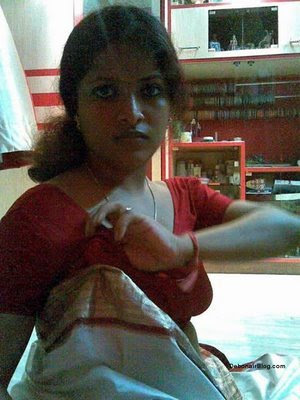 Exide Fun: Hot Mallu Aunty Removing Saree Pictures