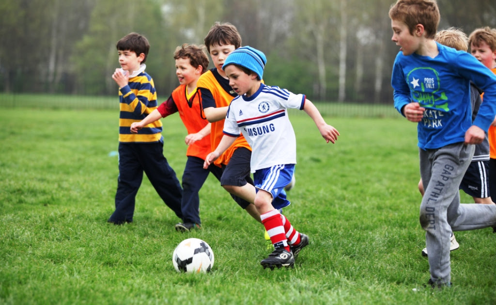 They play football well. Детский футбол. Футбол дети. Дети играют в футбол. Футбол для дошкольников.