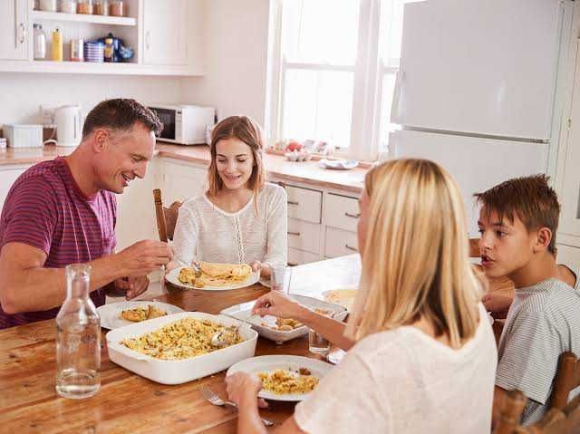 Kebaikan Makan Bersama Keluarga / Memberikan struktur dan rutinitas