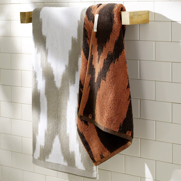 p_b383_pip_IkatTowel_F08_080616155510_PIP_hero