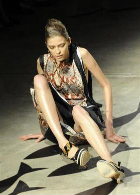 A model falls during Prada's Spring-Summer 2009 women's collection at Milan Fashion Week, September 23, 2008. REUTERS-Stefano Rellandini 