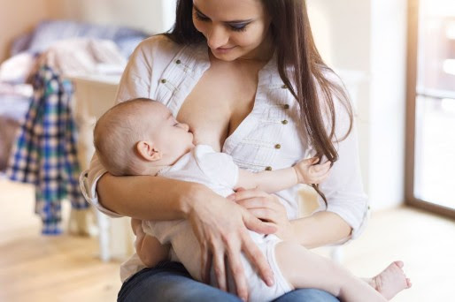 Mujer amamantando- La forma correcta de dar pecho al recién nacido