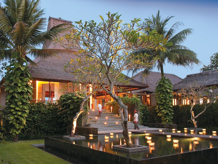 The main villa welcomes visitors and guests with an lovely candlelight illuminated exterior.